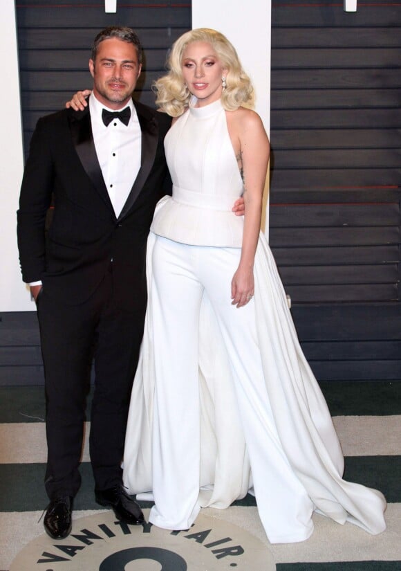 Lady Gaga et son compagnon Taylor Kinney à la soirée "Vanity Fair Oscar Party" après la 88ème cérémonie des Oscars à Hollywood. Le 28 février 2016