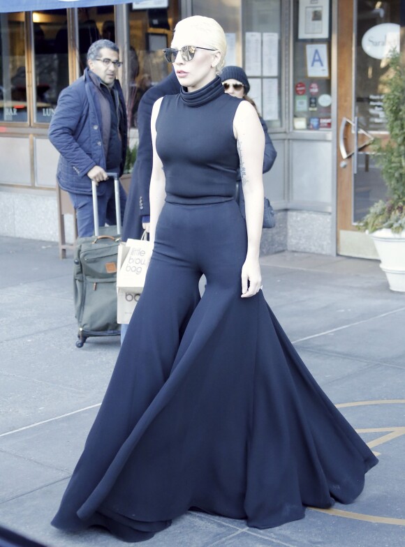 La chanteuse Lady Gaga sort de son appartement pour aller au magasin Bergdorf Goodman où elle pose avec le styliste Brandon Maxwell dans la rue à New York, le 18 février 2016.