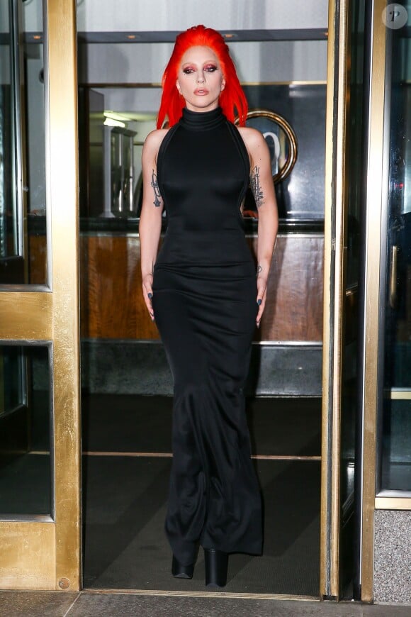 La chanteuse Lady Gaga, les cheveux rouges, à la sortie de son hôtel à New York, le 18 février 2016