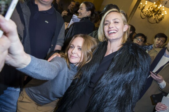 Stella McCartney et Amber Valletta - Backstage du défilé de mode prêt-à-porter automne-hiver 2016/2017 "Stella McCartney" au palais Garnier à Paris. Le 7 mars 2016