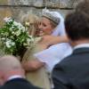 Mariage de Thomas van Straubenzee et Lady Melissa Percy, ici dans les bras de sa demoiselle d'honneur Chelsy Davy, ex-petite amie du prince Harry, à Northumbria en Angleterre, le 21 juin 2013