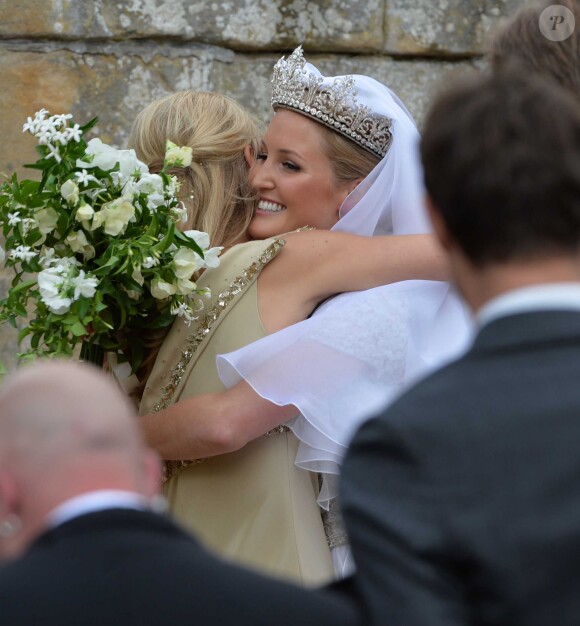 Mariage de Thomas van Straubenzee et Lady Melissa Percy, ici dans les bras de sa demoiselle d'honneur Chelsy Davy, ex-petite amie du prince Harry, à Northumbria en Angleterre, le 21 juin 2013