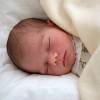 Le prince Oscar de Suède, première photo à l'âge de 5 jours, au palais Haga. Le fils de la princesse Victoria et du prince Daniel, leur deuxième enfant, est né le 2 mars 2016.