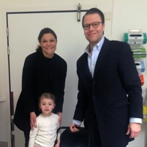 La princesse Victoria, le prince Daniel et la princesse Estelle de Suède quittant la maternité de l'hôpital Karolinska le 3 mars 2016 avec le prince Oscar, au lendemain de sa naissance.