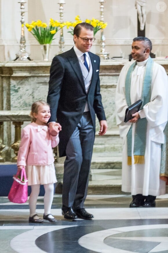 Le prince Daniel et la princesse Estelle de Suède à la messe d'action de grâce en la chapelle royale au palais Drottningholm à Stockholm, le 3 mars 2016, pour la naissance du prince Oscar de Suède, duc de Scanie, deuxième enfant de la princesse Victoria et du prince Daniel.