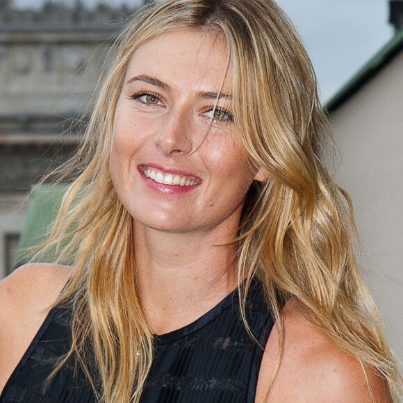 Maria Sharapova pose devant l'Arc de Triomphe pour "Evian" à Paris le 18 mai 2015.