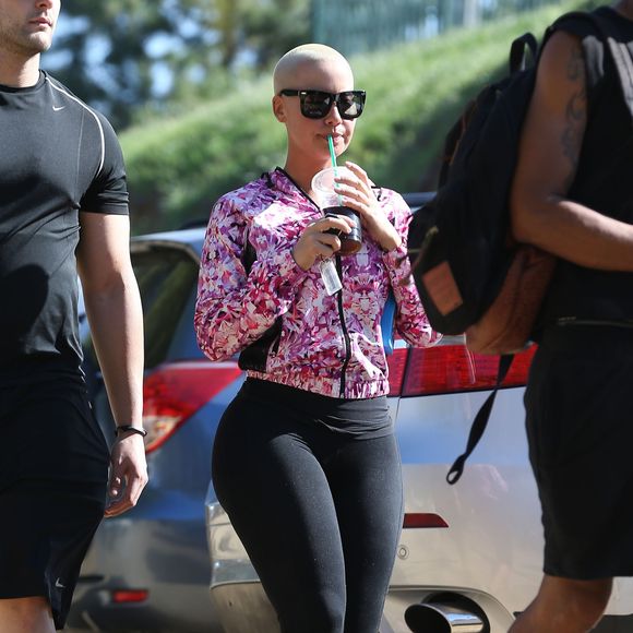 Exclusif - Amber Rose avec sa coque de téléphone Moschino en forme de spray de Nettoyage fait une pause pendant une promenade à Runyon Canyon le 25 février 2016