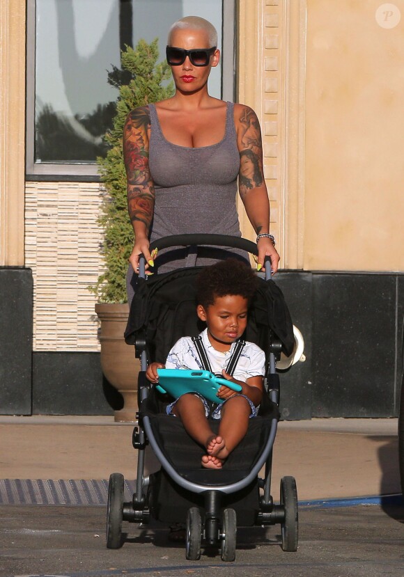 Exclusif - Amber Rose fait du shopping avec son fils Sebastian et des amis à Topanga, le 31 août 2015.