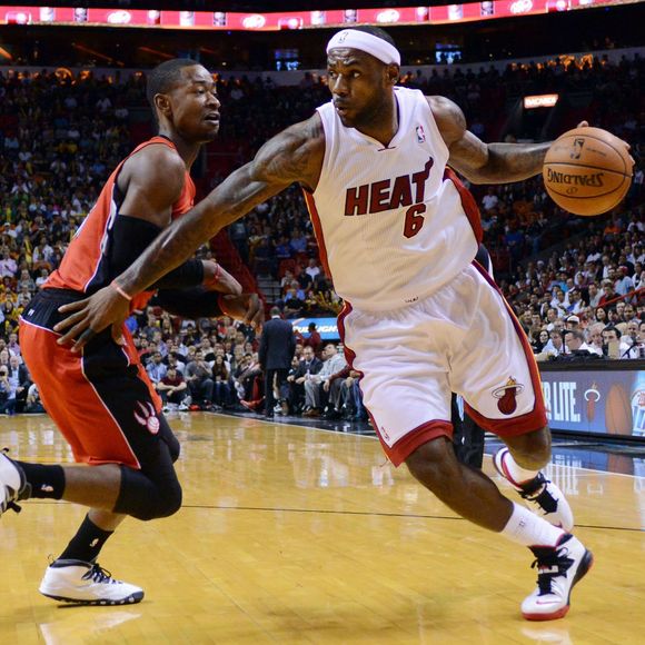LeBron James des Miami Heats contre le Raptor de Toronto Terrence Ross lors d'un match à Miami, le 5 janvier 2014.