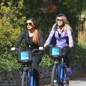 Lindsay Lohan et sa mere Dina se promenent a velo dans les rues de New York. Le 8 octobre 2013