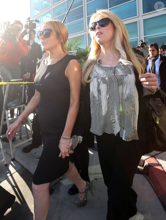 Lindsay Lohan a la sortie du tribunal de Los Angeles le 30 janvier 2013 apres avoir ete entendue par le Juge Sautner. Lindsay etait accompagnee de sa mere Dina. Le proces a ete repousse au 1er Mars