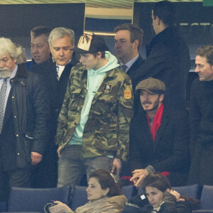 David Beckham et son fils Brooklyn - People au match des 1/8 de finale de la Ligue Champions entre Chelsea et le PSG à Londres le 9 mars 2016. Le PSG à battu Chelsea sur le score de 2-1 et se qualifie pour les quarts de finale de la Ligue des Champions. © Pierre Perusseau/Bestimage