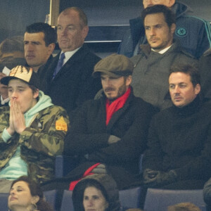 David Beckham et son fils Brooklyn - People au match des 1/8 de finale de la Ligue Champions entre Chelsea et le PSG à Londres le 9 mars 2016. Le PSG à battu Chelsea sur le score de 2-1 et se qualifie pour les quarts de finale de la Ligue des Champions. © Pierre Perusseau/Bestimage