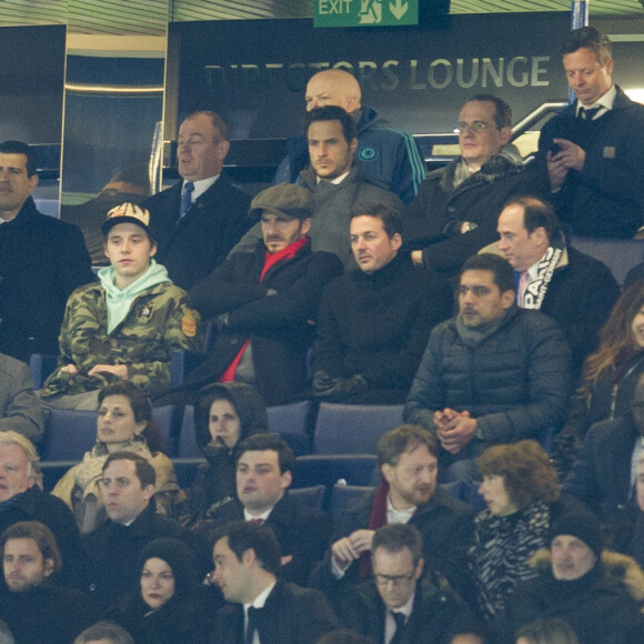 David Beckham et son fils Brooklyn - People au match des 1/8 de finale de la Ligue Champions entre Chelsea et le PSG à Londres le 9 mars 2016. Le PSG à battu Chelsea sur le score de 2-1 et se qualifie pour les quarts de finale de la Ligue des Champions. © Pierre Perusseau/Bestimage