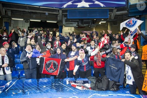 Les supporters du PSG - People au match des 1/8 de finale de la Ligue Champions entre Chelsea et le PSG à Londres le 9 mars 2016. Le PSG à battu Chelsea sur le score de 2-1. © Pierre Perusseau/Bestimage