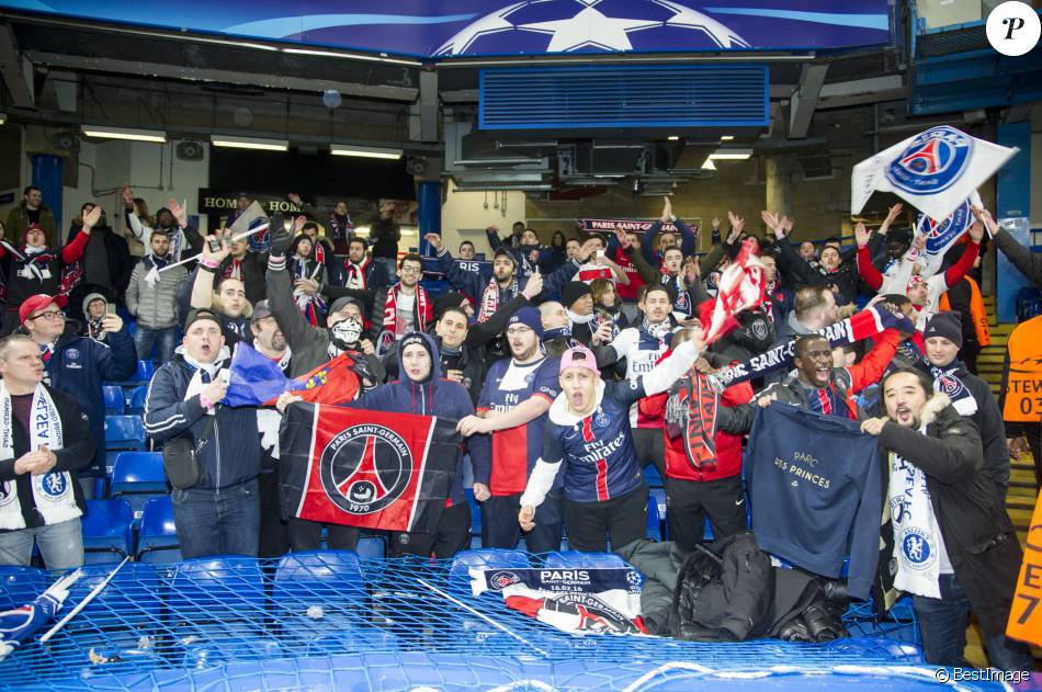 Les supporters du PSG People au match des 1/8 de finale de la Ligue