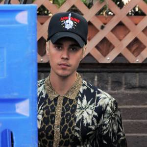 Justin Bieber se promène à Beverly Hills le 25 février 2016.