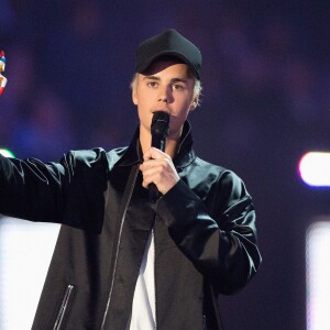 Justin Bieber (Meilleur artiste masculin international) lors des BRIT Awards 2016 à l'O2 Arena à Londres, le 24 février 2016.