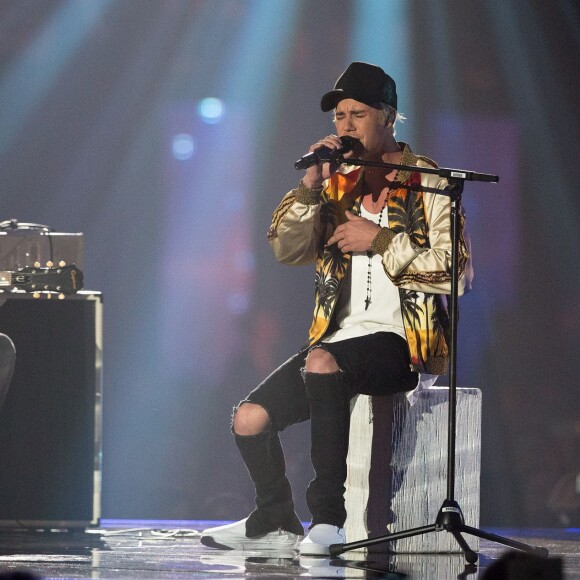 James Bay (Meilleur artiste masculin anglais) et Justin Bieber (Meilleur artiste masculin international) à la Cérémonie des BRIT Awards 2016 à l'O2 Arena à Londres, le 24 février 2016.