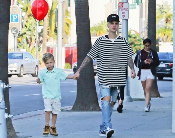Exclusif - Justin Bieber se rend avec son petit frère Jaxon dans un salon de coiffure à Beberly Hills le 13 février 2016.