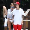 Justin Bieber et Hailey Baldwin se montrent très proches en public au bord d'une piscine avec des amis à Miami, le 15 juin 2015.