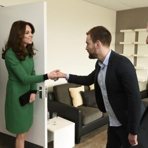 Kate Middleton et le prince William, duchesse et duc de Cambridge, ont rencontré Jonny Benjamin et Neil Laybourn, l'étranger qui l'a sauvé du suicide en 2008, le 10 mars 2016 à l'hôpital St Thomas à Londres pour évoquer avec eux la prévention du suicide et l'importance de la sensibilisation sur la santé mentale.