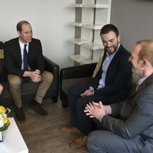 Kate Middleton et le prince William, duchesse et duc de Cambridge, ont rencontré Jonny Benjamin et Neil Laybourn, l'étranger qui l'a sauvé du suicide en 2008, le 10 mars 2016 à l'hôpital St Thomas à Londres pour évoquer avec eux la prévention du suicide et l'importance de la sensibilisation sur la santé mentale.