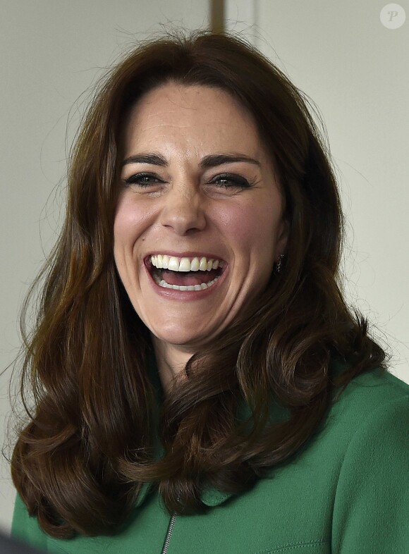 Kate Middleton, avec son époux le prince William, était le 10 mars 2016 à l'hôpital St Thomas à Londres pour évoquer la prévention du suicide et l'importance de la sensibilisation sur la santé mentale.