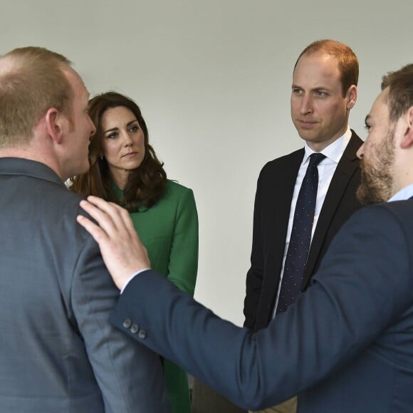 Kate Middleton et le prince William, duchesse et duc de Cambridge, ont rencontré Jonny Benjamin et Neil Laybourn, l'étranger qui l'a sauvé du suicide en 2008, le 10 mars 2016 à l'hôpital St Thomas à Londres pour évoquer avec eux la prévention du suicide et l'importance de la sensibilisation sur la santé mentale.