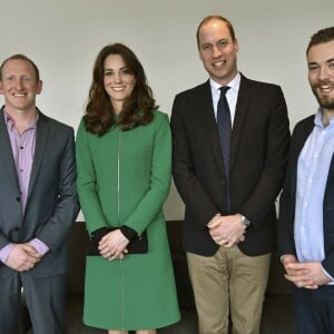 Kate Middleton et le prince William, duchesse et duc de Cambridge, ont rencontré Jonny Benjamin et Neil Laybourn, l'étranger qui l'a sauvé du suicide en 2008, le 10 mars 2016 à l'hôpital St Thomas à Londres pour évoquer avec eux la prévention du suicide et l'importance de la sensibilisation sur la santé mentale.