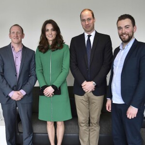 Kate Middleton et le prince William, duchesse et duc de Cambridge, ont rencontré Jonny Benjamin et Neil Laybourn, l'étranger qui l'a sauvé du suicide en 2008, le 10 mars 2016 à l'hôpital St Thomas à Londres pour évoquer avec eux la prévention du suicide et l'importance de la sensibilisation sur la santé mentale.