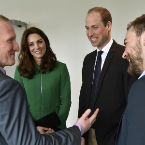 Kate Middleton et le prince William, duchesse et duc de Cambridge, ont rencontré Jonny Benjamin et Neil Laybourn, l'étranger qui l'a sauvé du suicide en 2008, le 10 mars 2016 à l'hôpital St Thomas à Londres pour évoquer avec eux la prévention du suicide et l'importance de la sensibilisation sur la santé mentale.