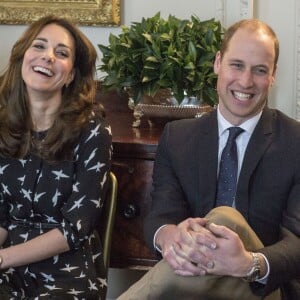 Kate Middleton et le prince William ont reçu une vingtaine d'écoliers à Kensington Palace le 10 mars 2016 à l'occasion d'une projection d'un documentaire sur Jonny Benjamin et Neil Laybourn, l'étranger qui l'a sauvé du suicide en 2008, suivie d'une discussion sur la prévention du suicide et l'importance de la sensibilisation sur la santé mentale.