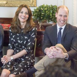 Kate Middleton et le prince William ont reçu une vingtaine d'écoliers à Kensington Palace le 10 mars 2016 à l'occasion d'une projection d'un documentaire sur Jonny Benjamin et Neil Laybourn, l'étranger qui l'a sauvé du suicide en 2008, suivie d'une discussion sur la prévention du suicide et l'importance de la sensibilisation sur la santé mentale.