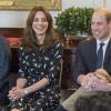 Kate Middleton et le prince William ont reçu une vingtaine d'écoliers à Kensington Palace le 10 mars 2016 à l'occasion d'une projection d'un documentaire sur Jonny Benjamin et Neil Laybourn, l'étranger qui l'a sauvé du suicide en 2008, suivie d'une discussion sur la prévention du suicide et l'importance de la sensibilisation sur la santé mentale.