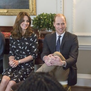 Kate Middleton et le prince William ont reçu une vingtaine d'écoliers à Kensington Palace le 10 mars 2016 à l'occasion d'une projection d'un documentaire sur Jonny Benjamin et Neil Laybourn, l'étranger qui l'a sauvé du suicide en 2008, suivie d'une discussion sur la prévention du suicide et l'importance de la sensibilisation sur la santé mentale.