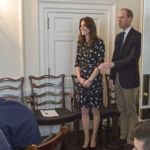 Kate Middleton et le prince William ont reçu une vingtaine d'écoliers à Kensington Palace le 10 mars 2016 à l'occasion d'une projection d'un documentaire sur Jonny Benjamin et Neil Laybourn, l'étranger qui l'a sauvé du suicide en 2008, suivie d'une discussion sur la prévention du suicide et l'importance de la sensibilisation sur la santé mentale.