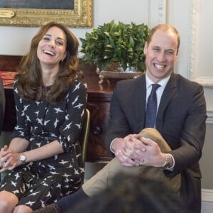 Kate Middleton et le prince William ont reçu une vingtaine d'écoliers à Kensington Palace le 10 mars 2016 à l'occasion d'une projection d'un documentaire sur Jonny Benjamin et Neil Laybourn, l'étranger qui l'a sauvé du suicide en 2008, suivie d'une discussion sur la prévention du suicide et l'importance de la sensibilisation sur la santé mentale.