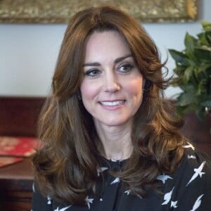 Kate Middleton et son mari le prince William ont reçu une vingtaine d'écoliers à Kensington Palace le 10 mars 2016 à l'occasion d'une projection d'un documentaire sur Jonny Benjamin et Neil Laybourn, l'étranger qui l'a sauvé du suicide en 2008, suivie d'une discussion sur la prévention du suicide et l'importance de la sensibilisation sur la santé mentale.