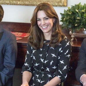 Kate Middleton et son mari le prince William ont reçu une vingtaine d'écoliers à Kensington Palace le 10 mars 2016 à l'occasion d'une projection d'un documentaire sur Jonny Benjamin et Neil Laybourn, l'étranger qui l'a sauvé du suicide en 2008, suivie d'une discussion sur la prévention du suicide et l'importance de la sensibilisation sur la santé mentale.