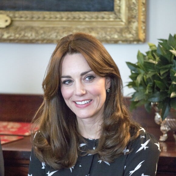 Kate Middleton et son mari le prince William ont reçu une vingtaine d'écoliers à Kensington Palace le 10 mars 2016 à l'occasion d'une projection d'un documentaire sur Jonny Benjamin et Neil Laybourn, l'étranger qui l'a sauvé du suicide en 2008, suivie d'une discussion sur la prévention du suicide et l'importance de la sensibilisation sur la santé mentale.