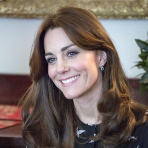 Kate Middleton et son mari le prince William ont reçu une vingtaine d'écoliers à Kensington Palace le 10 mars 2016 à l'occasion d'une projection d'un documentaire sur Jonny Benjamin et Neil Laybourn, l'étranger qui l'a sauvé du suicide en 2008, suivie d'une discussion sur la prévention du suicide et l'importance de la sensibilisation sur la santé mentale.