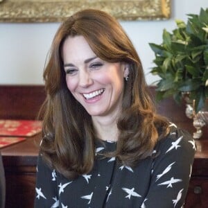 Kate Middleton et son mari le prince William ont reçu une vingtaine d'écoliers à Kensington Palace le 10 mars 2016 à l'occasion d'une projection d'un documentaire sur Jonny Benjamin et Neil Laybourn, l'étranger qui l'a sauvé du suicide en 2008, suivie d'une discussion sur la prévention du suicide et l'importance de la sensibilisation sur la santé mentale.