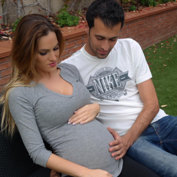 Sergio Busquets et Elena Galera (photo de son compte Instagram lors de l'annonce de sa grossesse, automne 2015) sont devenus le 8 mars 2016 parents de leur premier enfant, un petit Enzo.