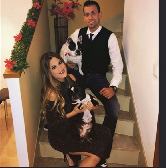 Sergio Busquets et Elena Galera (photo de son compte Instagram, lors du Nouvel An 2016) sont devenus le 8 mars 2016 parents de leur premier enfant, un petit Enzo.