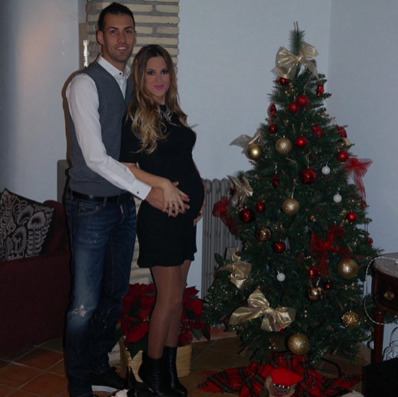 Sergio Busquets et Elena Galera (photo de son compte Instagram, lors de Noël 2015) sont devenus le 8 mars 2016 parents de leur premier enfant, un petit Enzo.