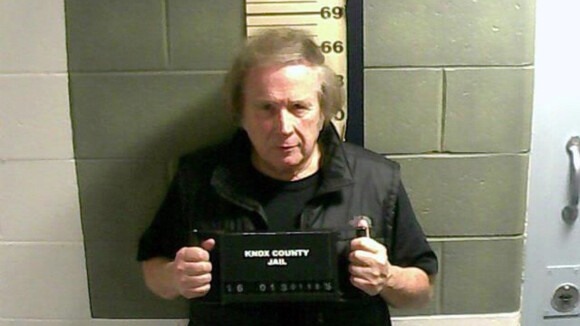 Le rocker Don McLean, célèbre grâce à "American Pie" (1971) a été arrêté pour violence domestique chez lui à Camden, dans le Maine le 18 janvier 2016. La police est venue après un appel au 911 très tôt dans la matinée. En 2014 il a déjà été accusé de violences domestiques.