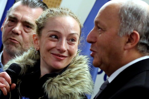 Franck Berton, Florence Cassez et Laurent Fabius lors de la libération et retour en France de Florence Cassez après sept ans de détention dans une prison mexicaine à Paris le 24 janvier 2013.