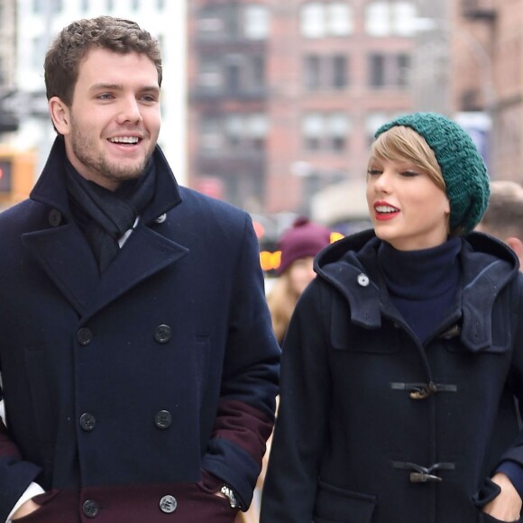Taylor Swift va déjeuner avec son frère Austin et ses parents Andrea et Scott dans le quartier de Tribeca à New York, le 22 décembre 2014.