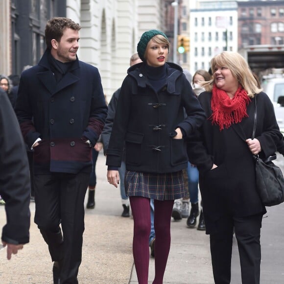 Taylor Swift va déjeuner avec son frère Austin et ses parents Andrea et Scott dans le quartier de Tribeca à New York, le 22 décembre 2014.